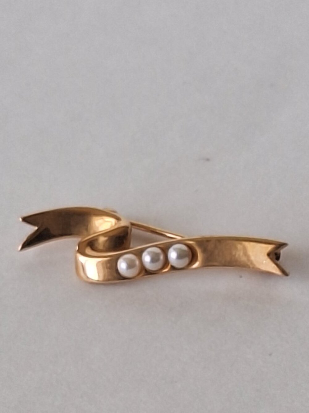 Avon Gold Tone Ribbon Brooch Faux Pearl Presidents Club Vintage